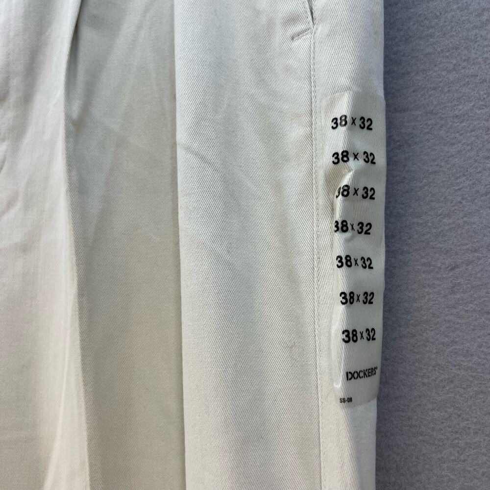 NWT Dockers Khaki Pants Men's 38X32 Classic Fit Pleated Front No Wrinkle Twill - Picture 2 of 16